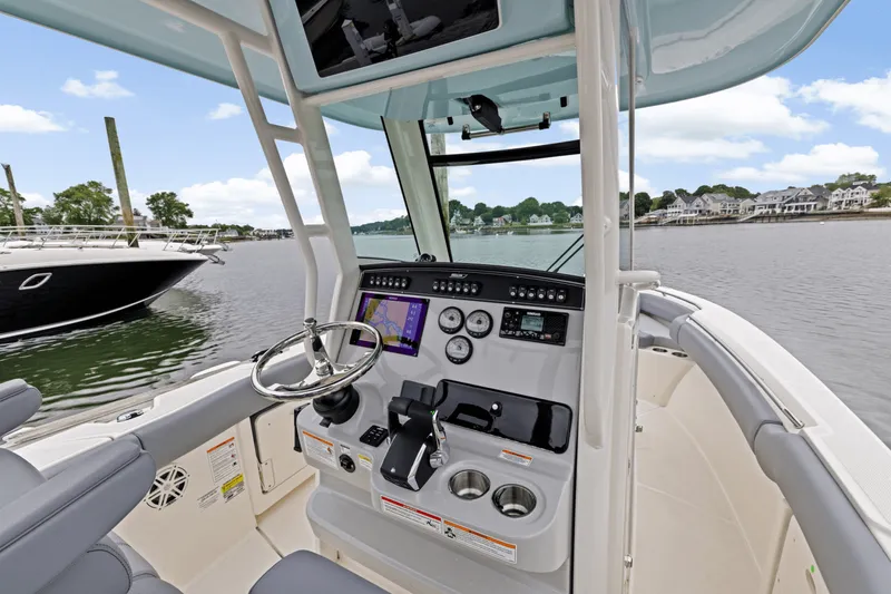 Slide: The Image of Boston Whaler 250 Outrage 2025 - 22