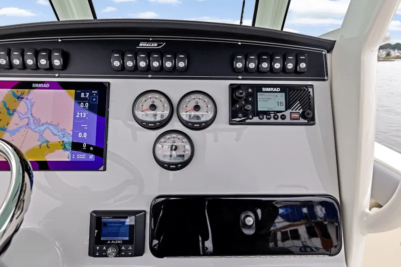Slide: The Image of Boston Whaler 250 Outrage 2025 - 28