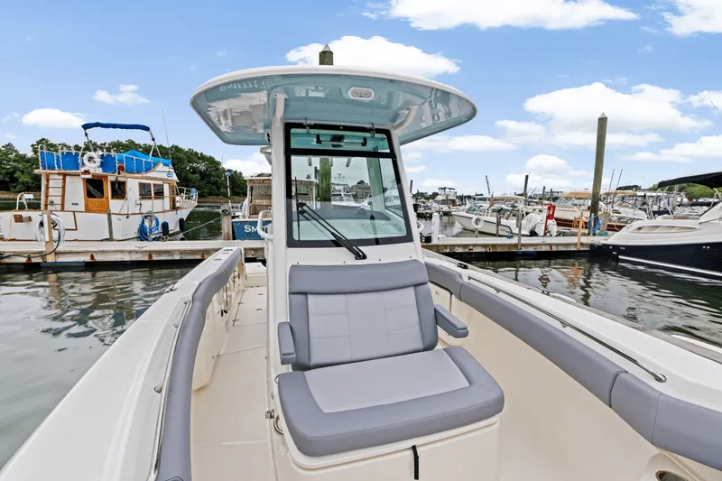 Slide: The Image of Boston Whaler 250 Outrage 2025 - 31