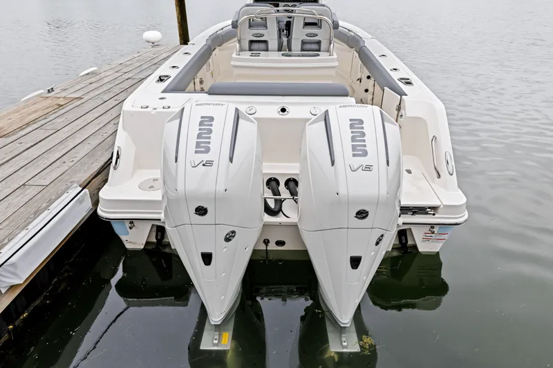 Slide: The Image of Boston Whaler 250 Outrage 2025 - 8