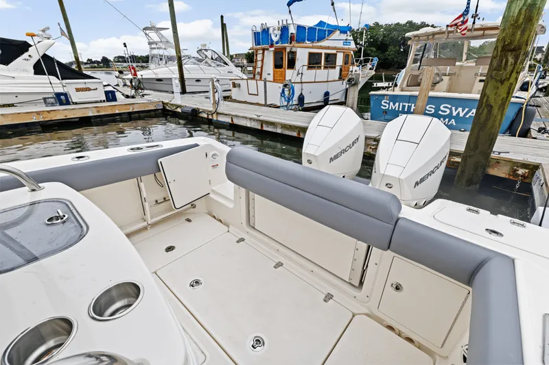 Slide: The Image of Boston Whaler 250 Outrage 2025 - 9