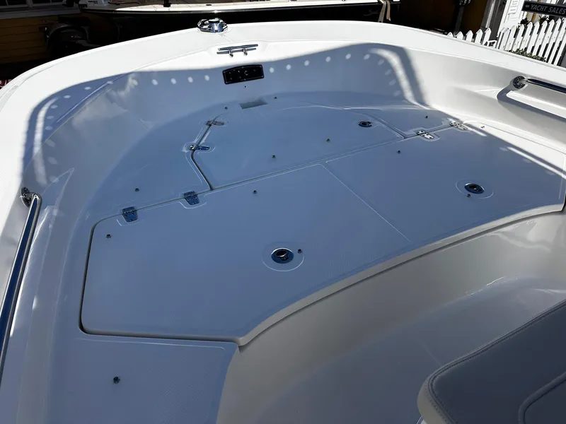 Slide: The Image of Boston Whaler 190 Montauk 2026 - 14