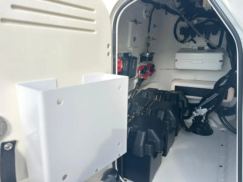 Slide: The Image of Boston Whaler 190 Montauk 2026 - 16