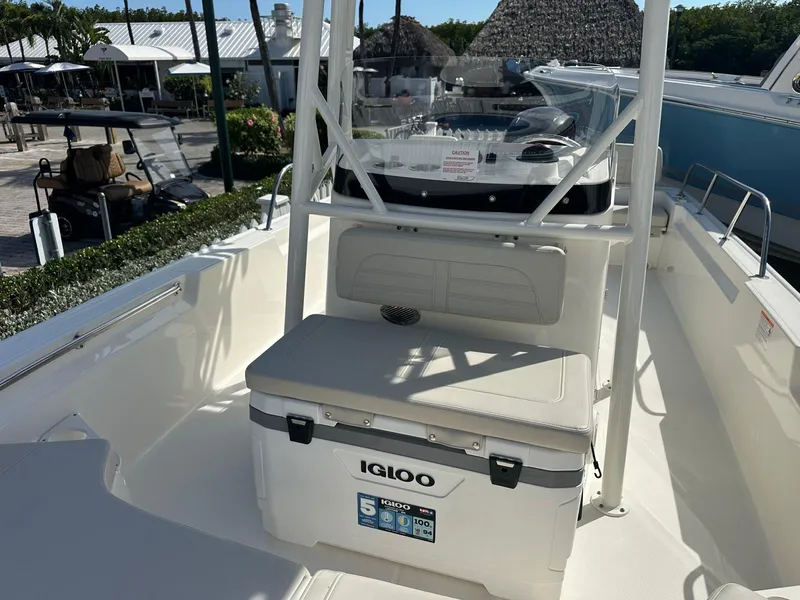 Slide: The Image of Boston Whaler 190 Montauk 2026 - 17