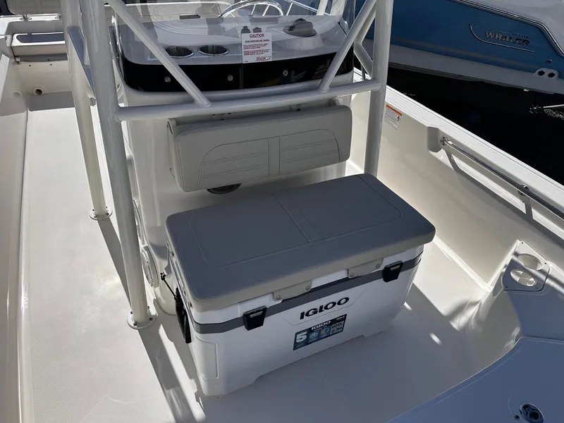 Slide: The Image of Boston Whaler 190 Montauk 2026 - 19