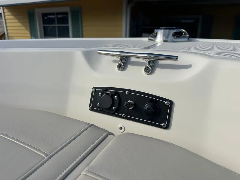 Slide: The Image of Boston Whaler 190 Montauk 2026 - 22