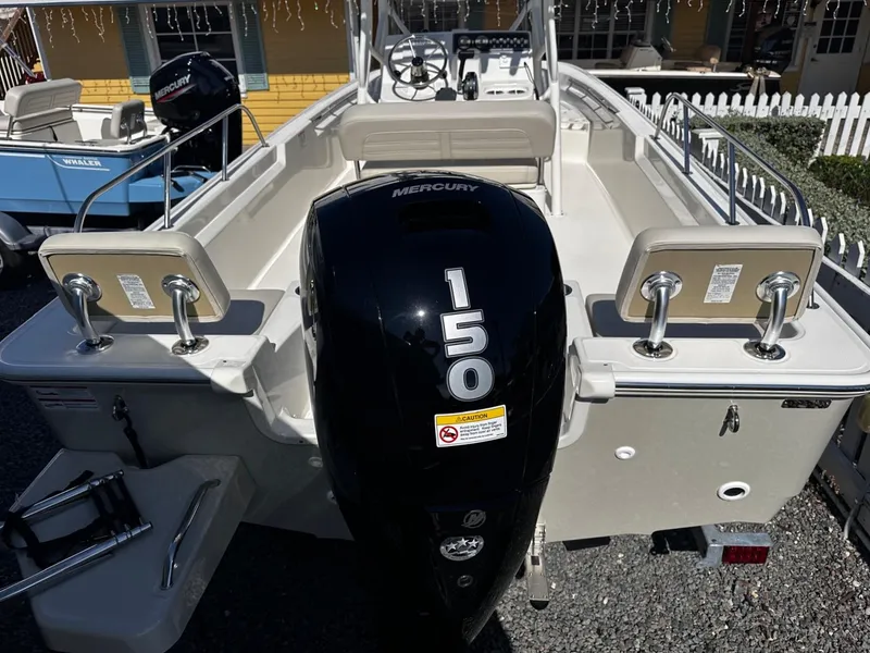 Slide: The Image of Boston Whaler 190 Montauk 2026 - 4