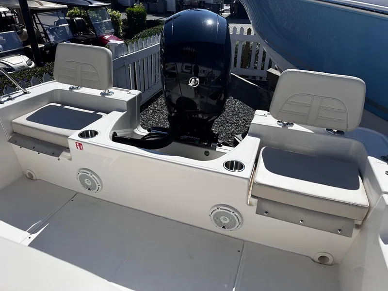 Slide: The Image of Boston Whaler 190 Montauk 2026 - 6