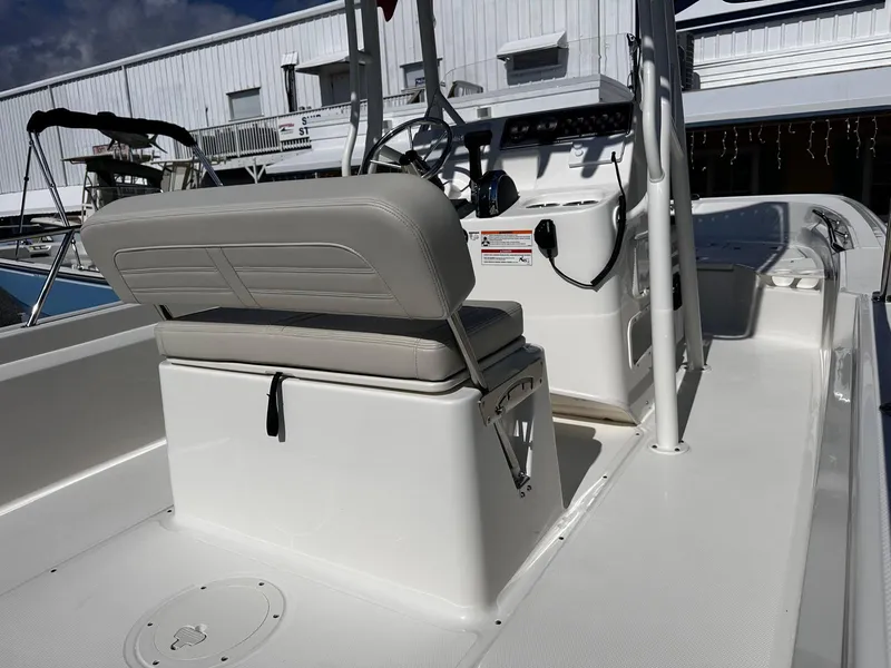 Slide: The Image of Boston Whaler 190 Montauk 2026 - 8