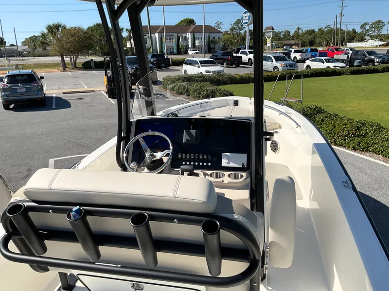 Slide: The Image of Boston Whaler 220 Dauntless 2026 - 12