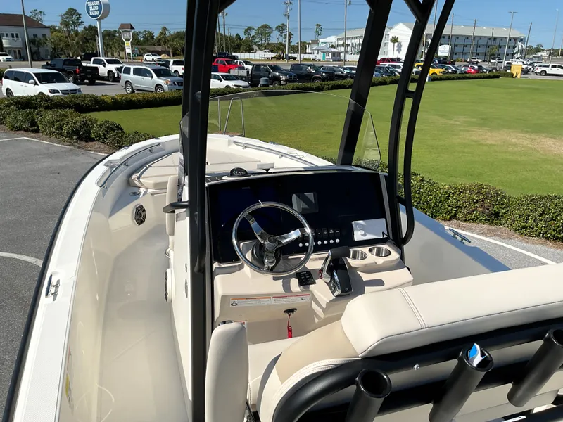 Slide: The Image of Boston Whaler 220 Dauntless 2026 - 14