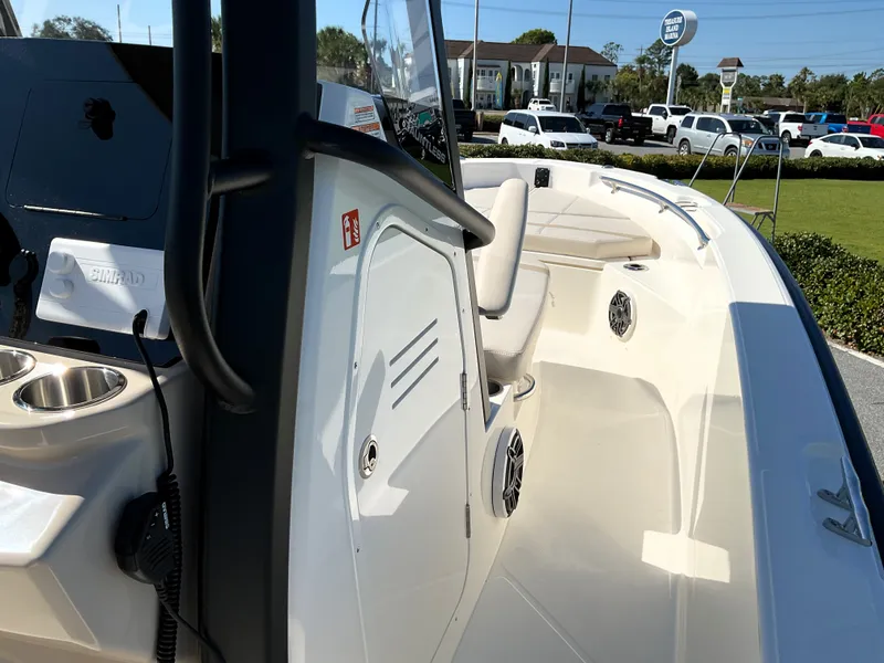 Slide: The Image of Boston Whaler 220 Dauntless 2026 - 16