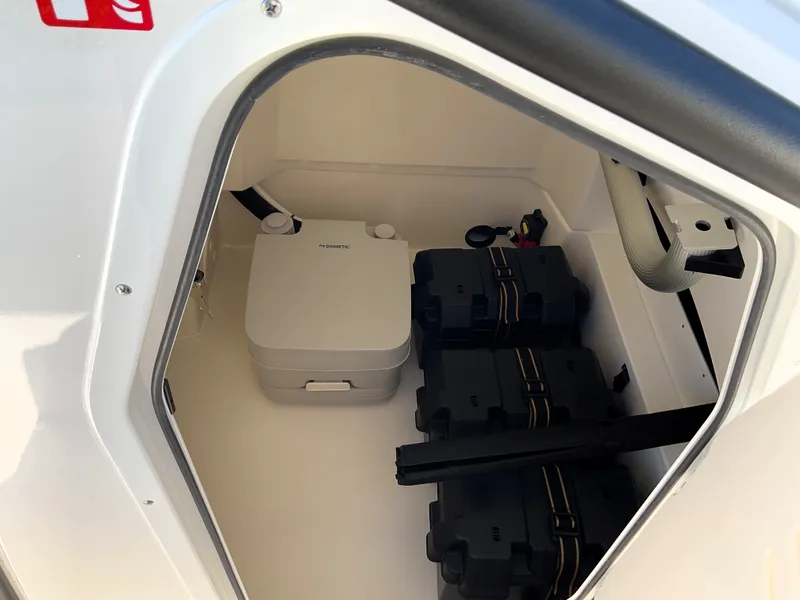 Slide: The Image of Boston Whaler 220 Dauntless 2026 - 18