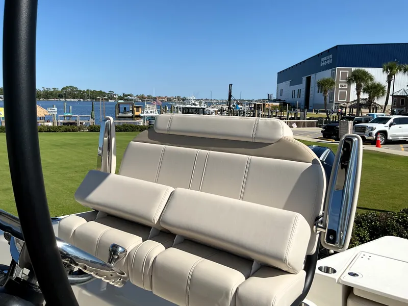 Slide: The Image of Boston Whaler 220 Dauntless 2026 - 19