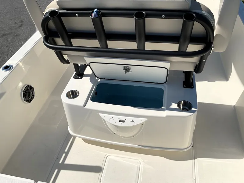 Slide: The Image of Boston Whaler 220 Dauntless 2026 - 23