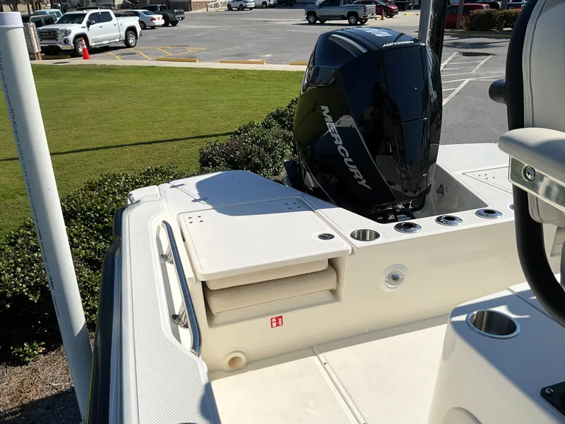 Slide: The Image of Boston Whaler 220 Dauntless 2026 - 24