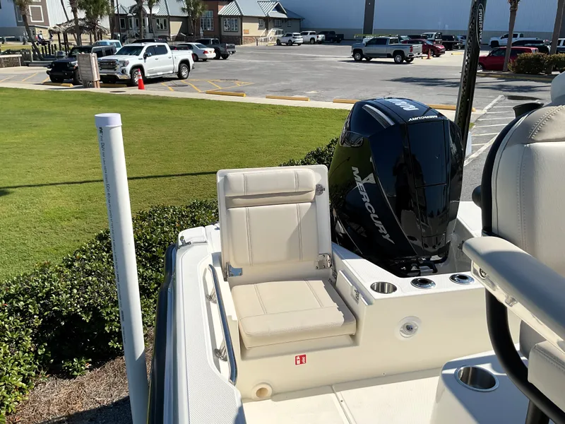 Slide: The Image of Boston Whaler 220 Dauntless 2026 - 25