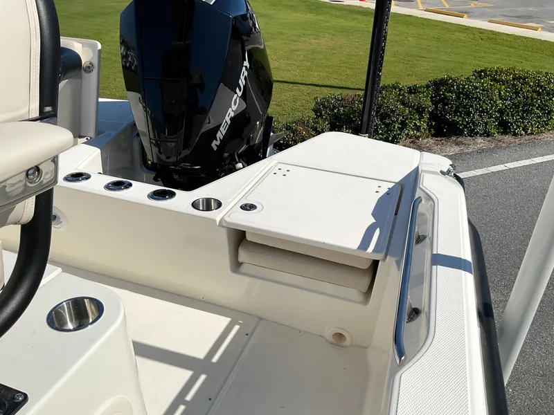 Slide: The Image of Boston Whaler 220 Dauntless 2026 - 26