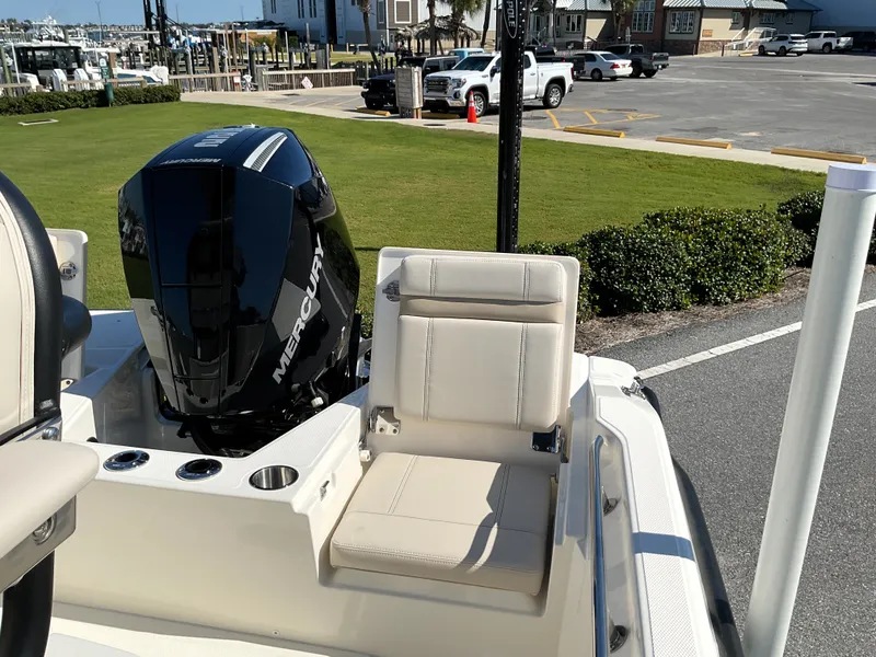 Slide: The Image of Boston Whaler 220 Dauntless 2026 - 27