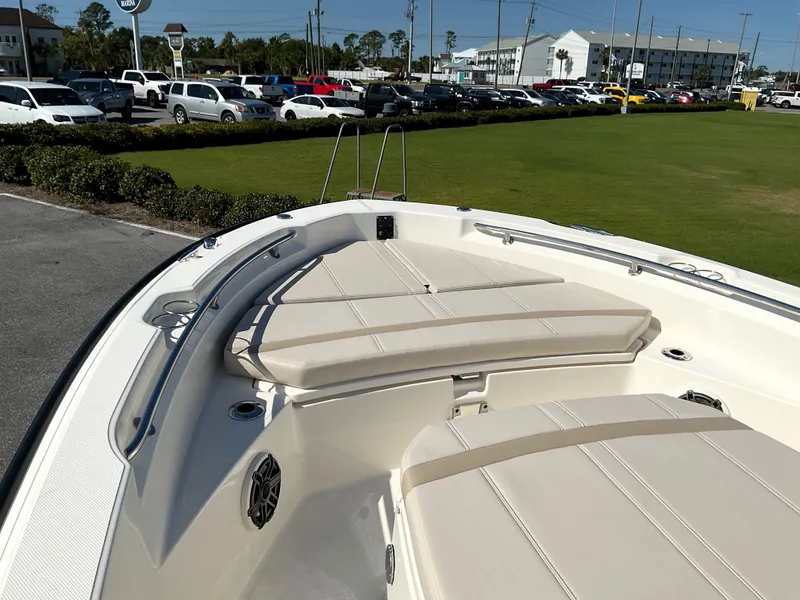 Slide: The Image of Boston Whaler 220 Dauntless 2026 - 8