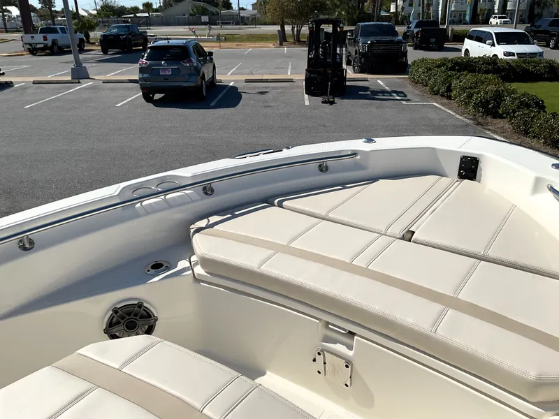 Slide: The Image of Boston Whaler 220 Dauntless 2026 - 9