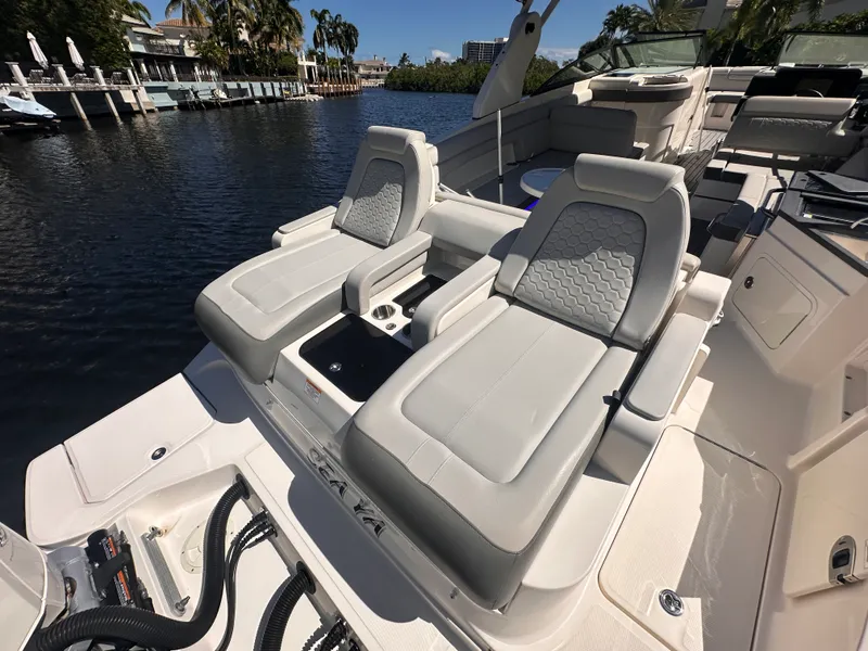 Slide: The Image of Sea Ray 290 SDX OUTBOARD 2020 - 11