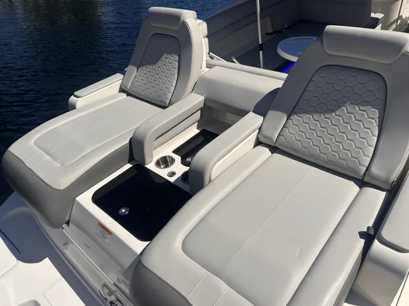 Slide: The Image of Sea Ray 290 SDX OUTBOARD 2020 - 12