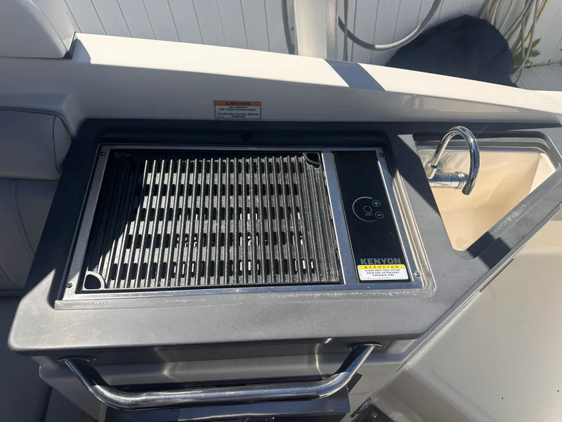 Slide: The Image of Sea Ray 290 SDX OUTBOARD 2020 - 25