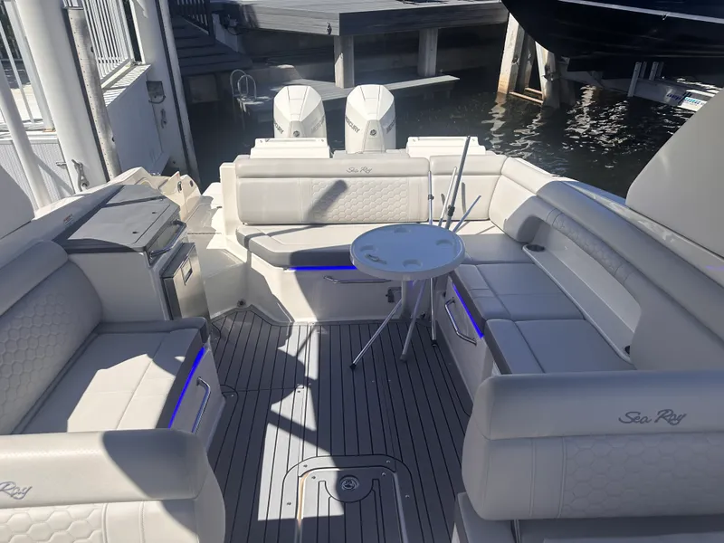 Slide: The Image of Sea Ray 290 SDX OUTBOARD 2020 - 4