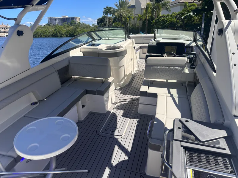 Slide: The Image of Sea Ray 290 SDX OUTBOARD 2020 - 5