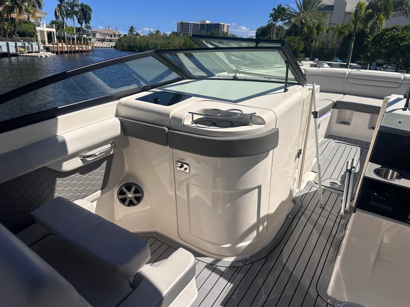 Slide: The Image of Sea Ray 290 SDX OUTBOARD 2020 - 6