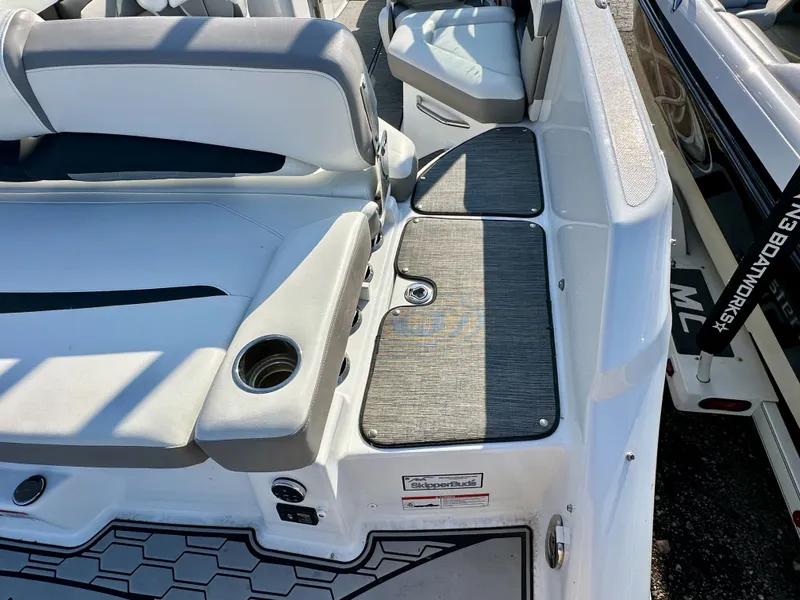 Slide: The Image of Four Winns HD3 2021 - 19