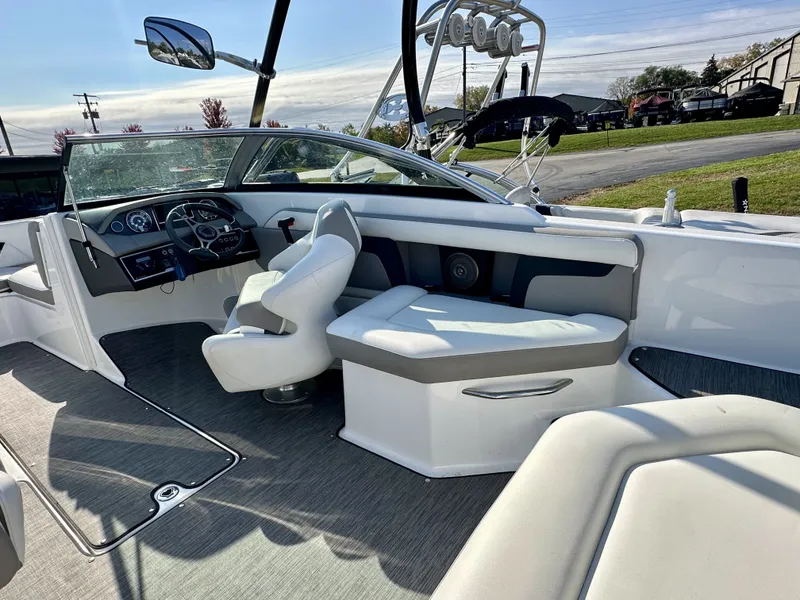 Slide: The Image of Four Winns HD3 2021 - 22