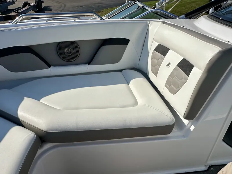 Slide: The Image of Four Winns HD3 2021 - 42