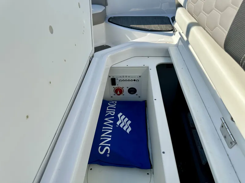 Slide: The Image of Four Winns HD3 2021 - 48