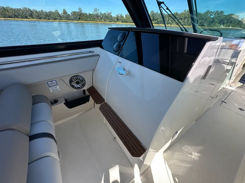 Slide: The Image of Boston Whaler 330 Vantage 2026 - 16