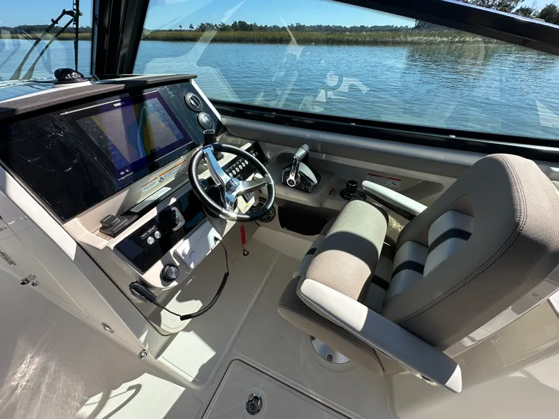 Slide: The Image of Boston Whaler 330 Vantage 2026 - 18