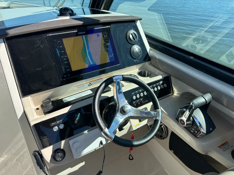 Slide: The Image of Boston Whaler 330 Vantage 2026 - 19