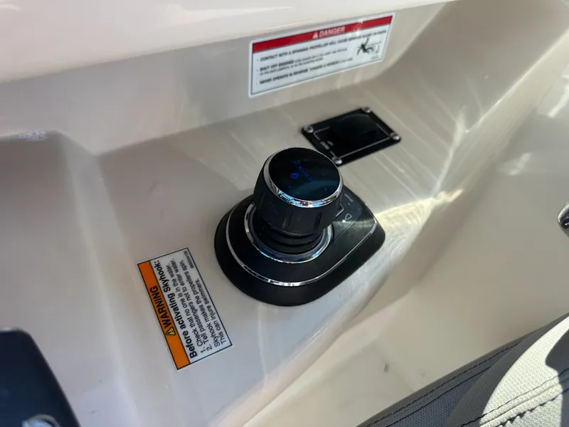 Slide: The Image of Boston Whaler 330 Vantage 2026 - 21