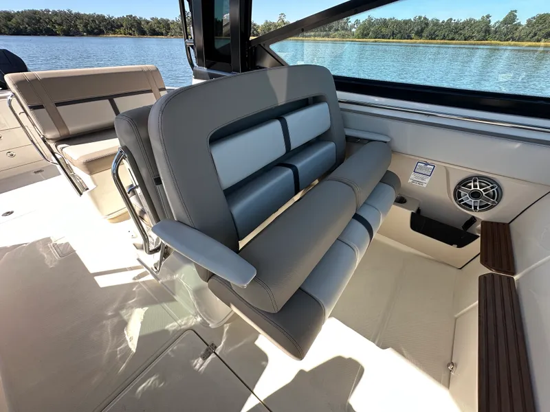 Slide: The Image of Boston Whaler 330 Vantage 2026 - 22