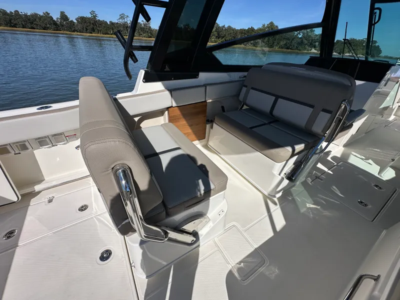 Slide: The Image of Boston Whaler 330 Vantage 2026 - 23