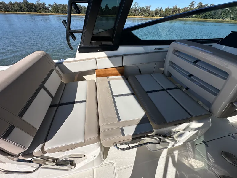 Slide: The Image of Boston Whaler 330 Vantage 2026 - 24