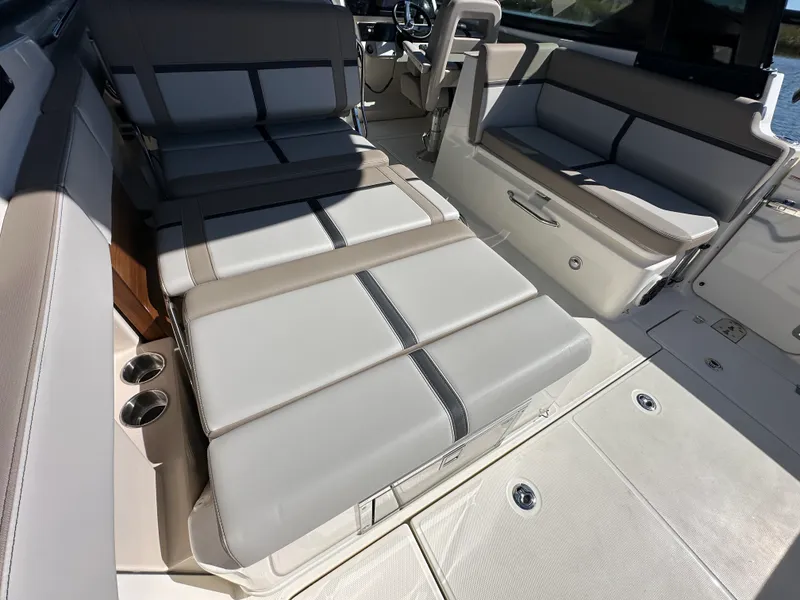 Slide: The Image of Boston Whaler 330 Vantage 2026 - 27