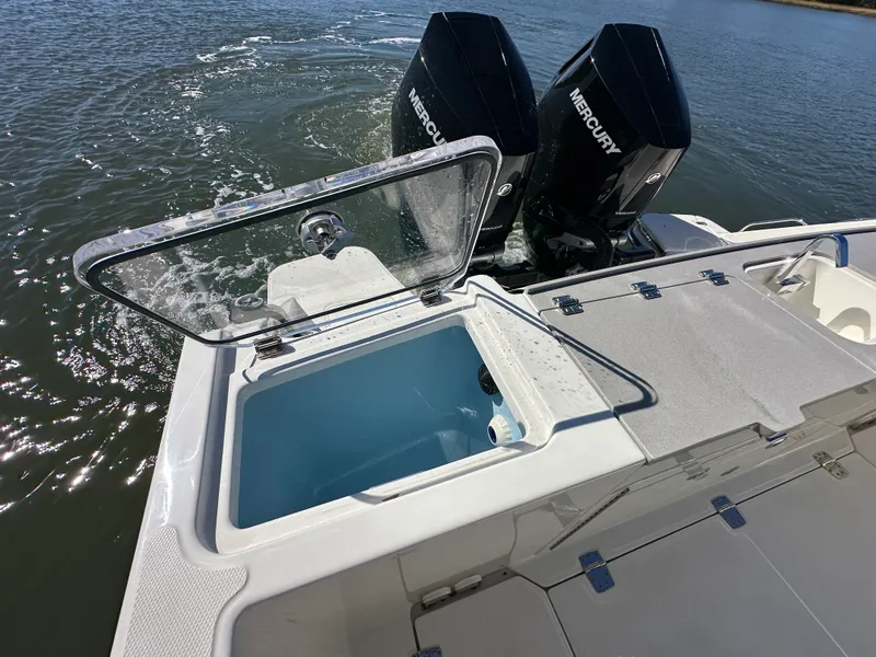 Slide: The Image of Boston Whaler 330 Vantage 2026 - 29