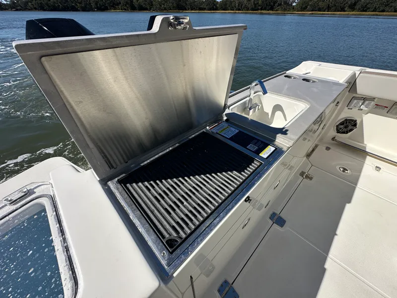 Slide: The Image of Boston Whaler 330 Vantage 2026 - 30