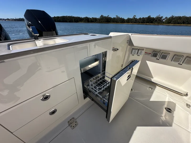 Slide: The Image of Boston Whaler 330 Vantage 2026 - 31