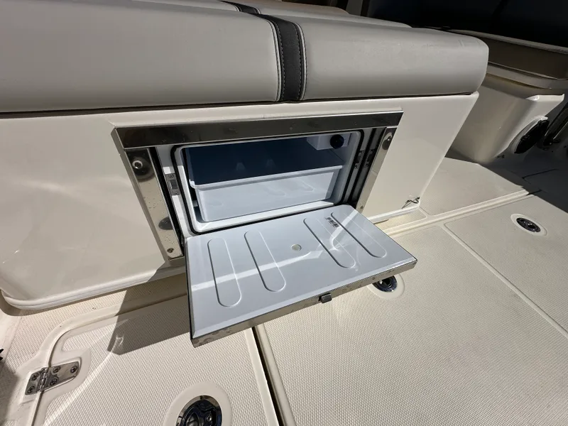 Slide: The Image of Boston Whaler 330 Vantage 2026 - 32