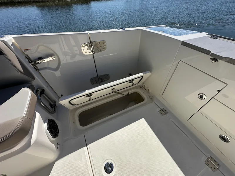 Slide: The Image of Boston Whaler 330 Vantage 2026 - 33