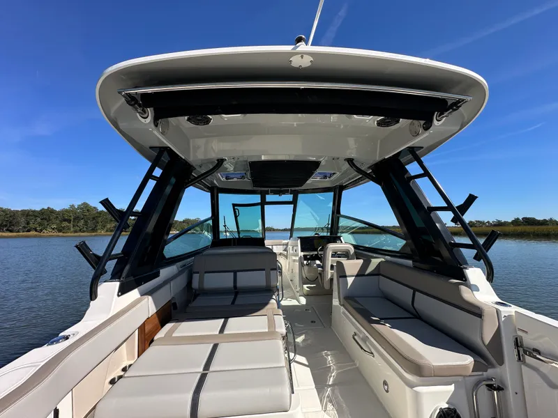 Slide: The Image of Boston Whaler 330 Vantage 2026 - 35