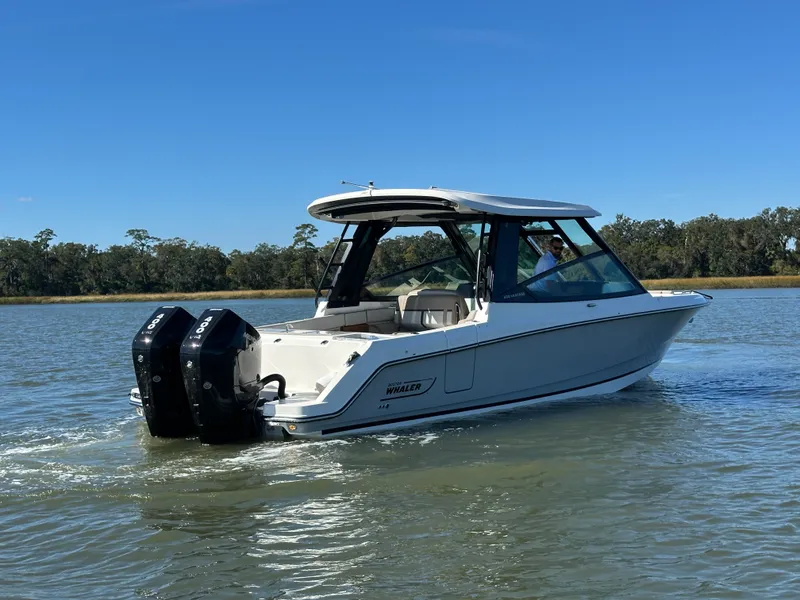 Slide: The Image of Boston Whaler 330 Vantage 2026 - 4